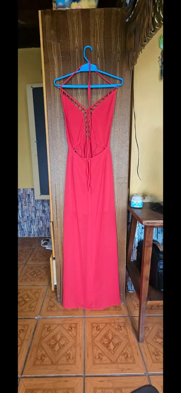 Vestido largo rojo con diseño en escote - 2