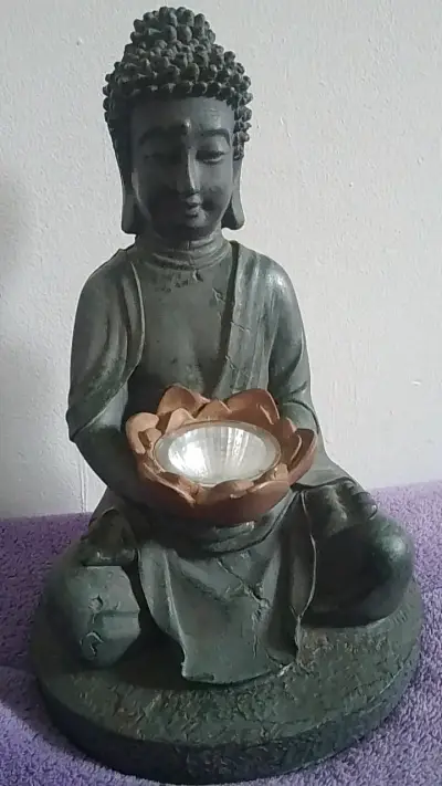 Estatua de Buda con portavelas decorativa - miniatura 1