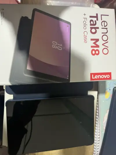 Tablet Lenovo Tab M8 con funda folio - miniatura 1