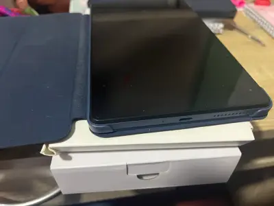 Tablet Lenovo Tab M8 con funda folio - miniatura 2