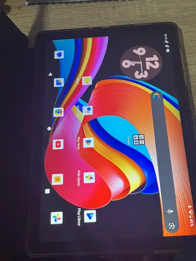 Tablet Android con funda protectora - miniatura 1