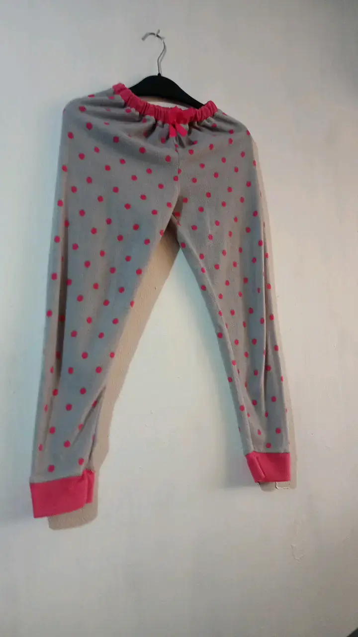 Pantalones de pijama gris con lunares rosados