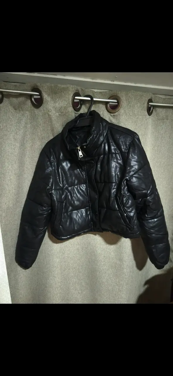 Chaqueta acolchada negra para mujer