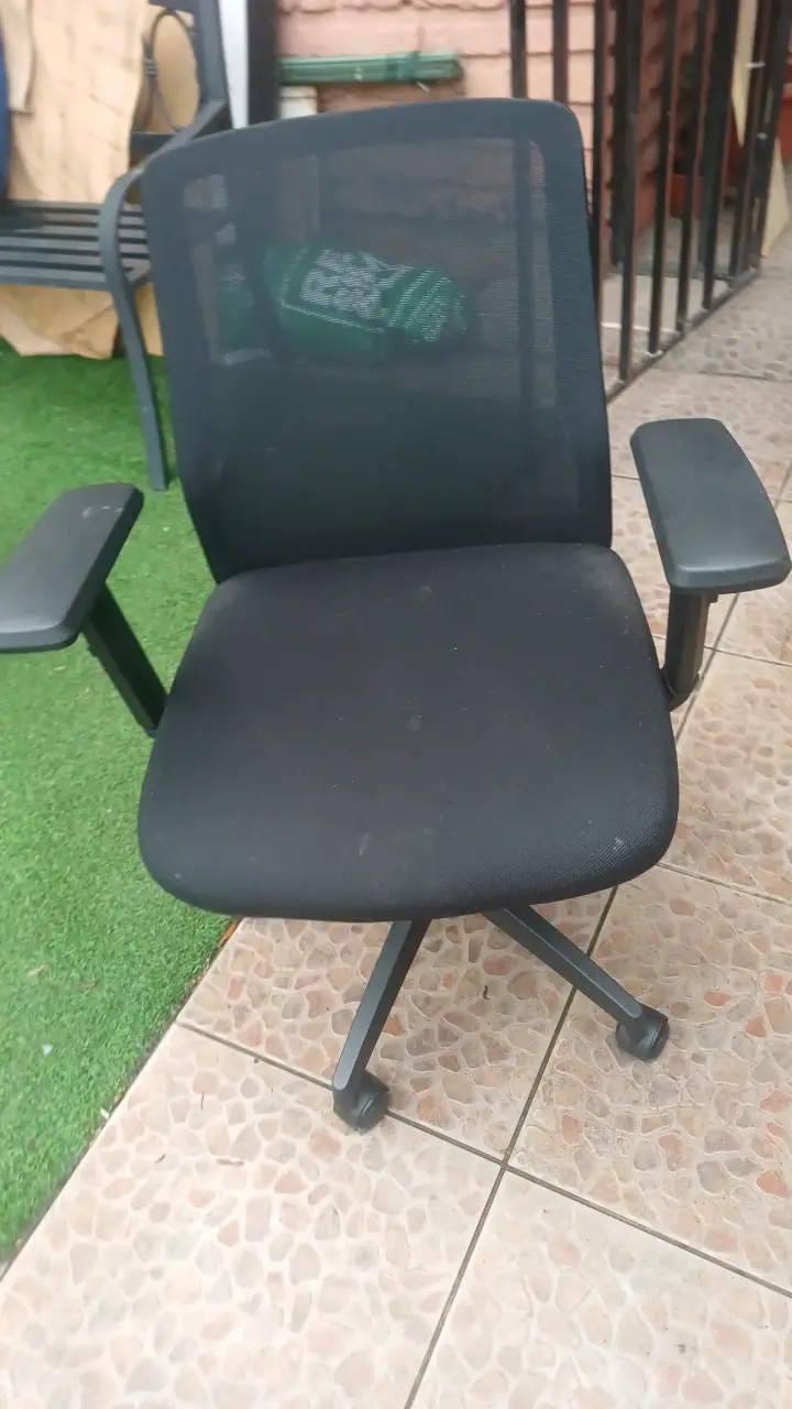 Silla de oficina ergonómica negra con ruedas