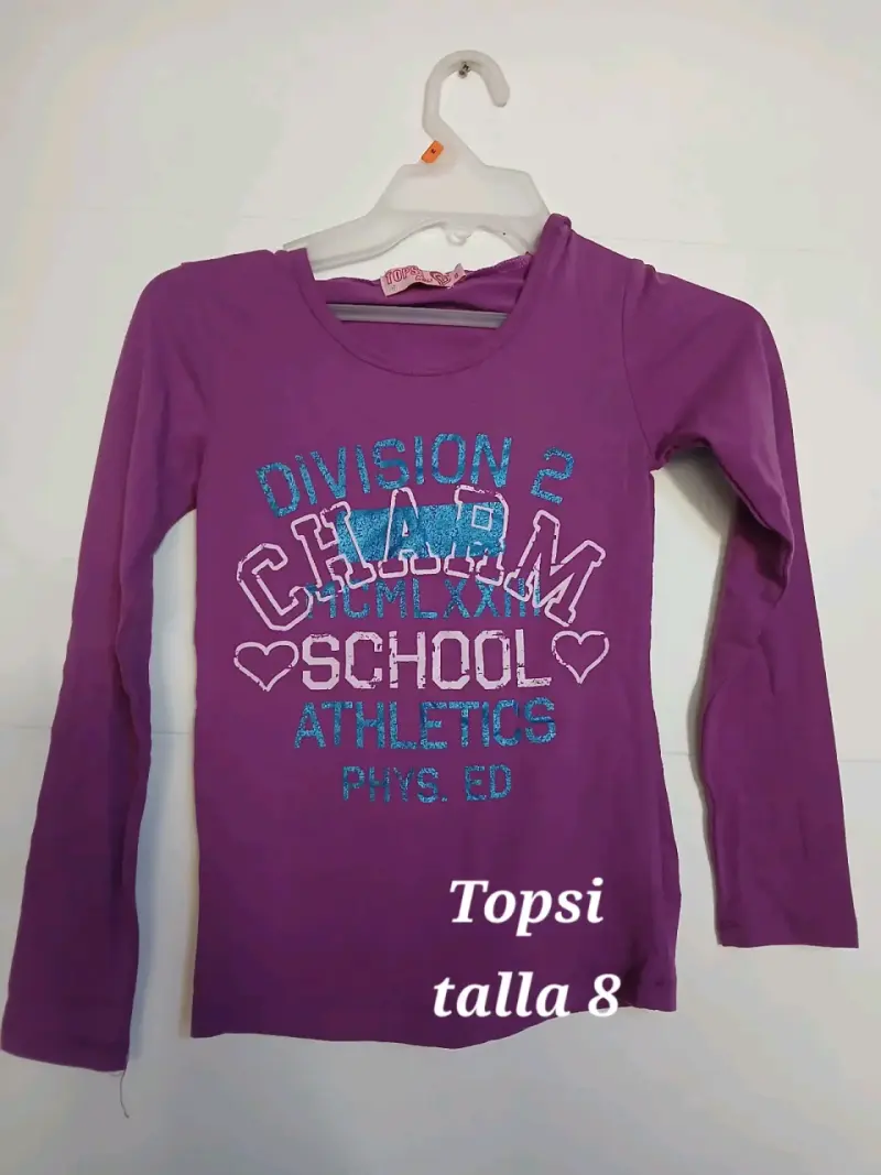 Polera morada para niña con diseño deportivo