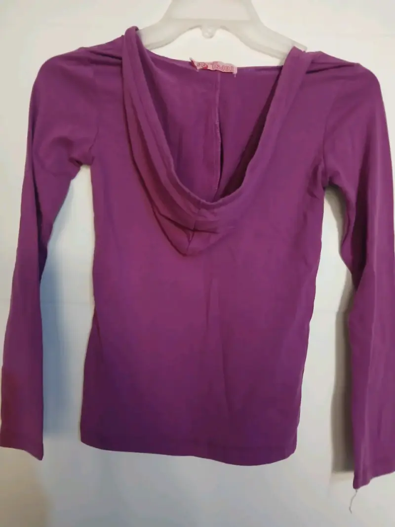 Polera morada para niña con diseño deportivo - 2