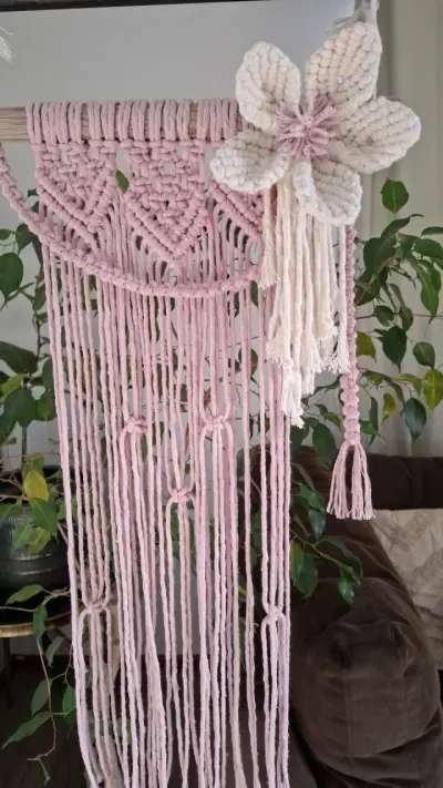 Tapiz de macramé rosa con flor decorativa - miniatura 1