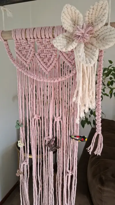 Tapiz de macramé rosa con flor decorativa - miniatura 2