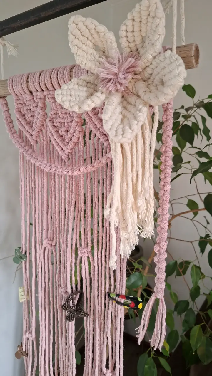 Tapiz de macramé rosa con flor decorativa - 3