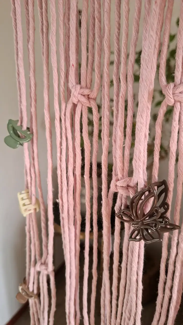 Tapiz de macramé rosa con flor decorativa - 4