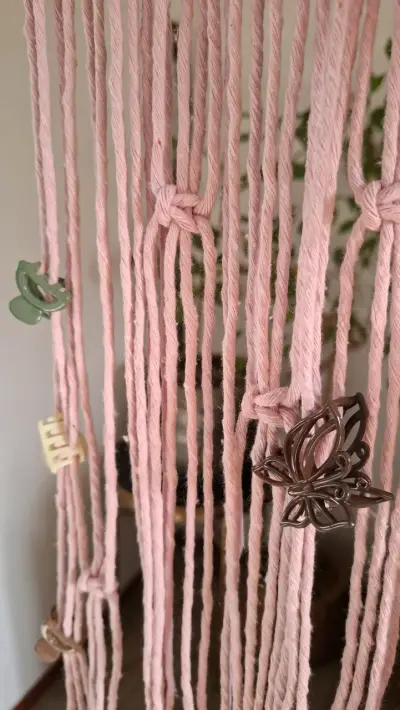 Tapiz de macramé rosa con flor decorativa - miniatura 4