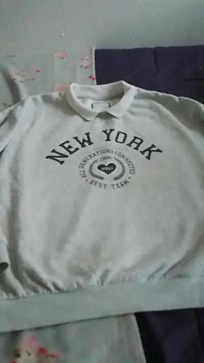 Polerón gris con cuello polo New York - miniatura 5