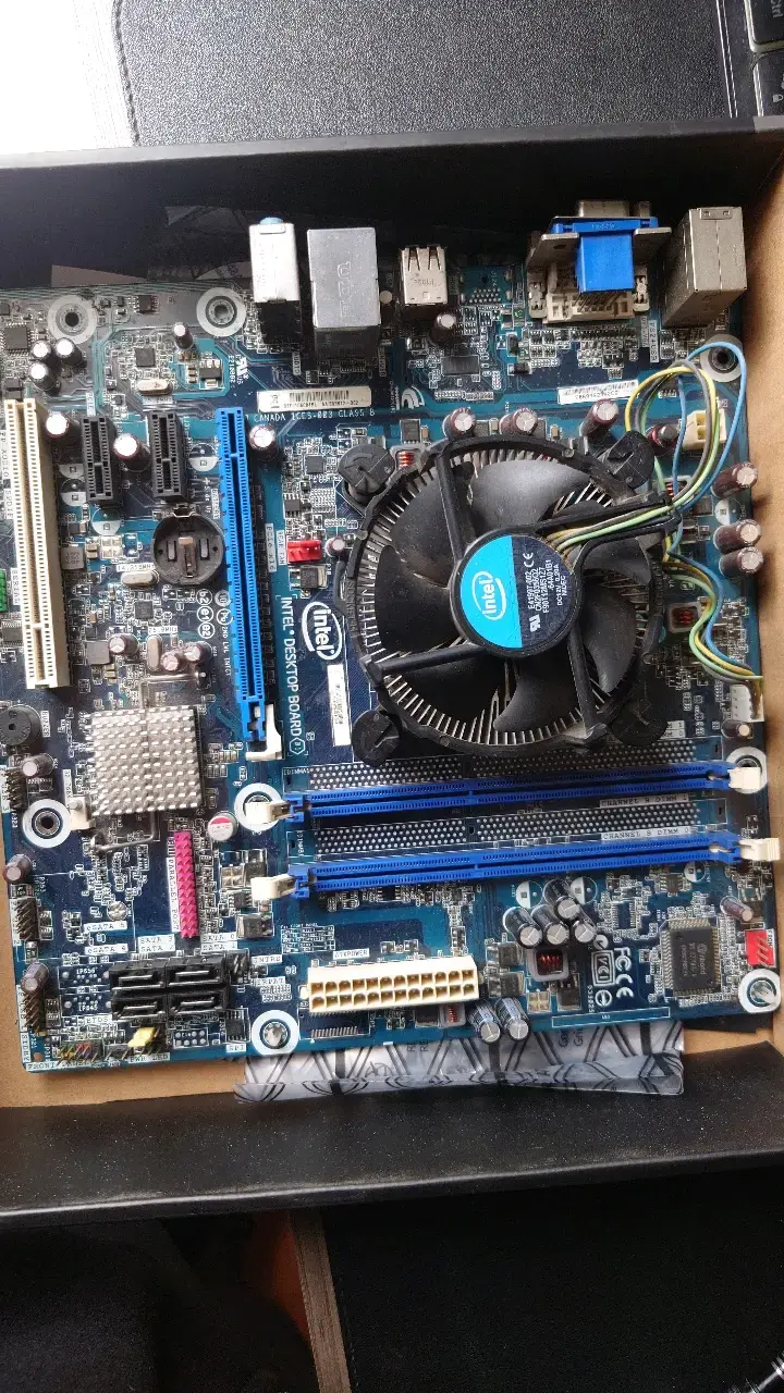 Placa Madre Intel Desktop Board con Ventilador - 1