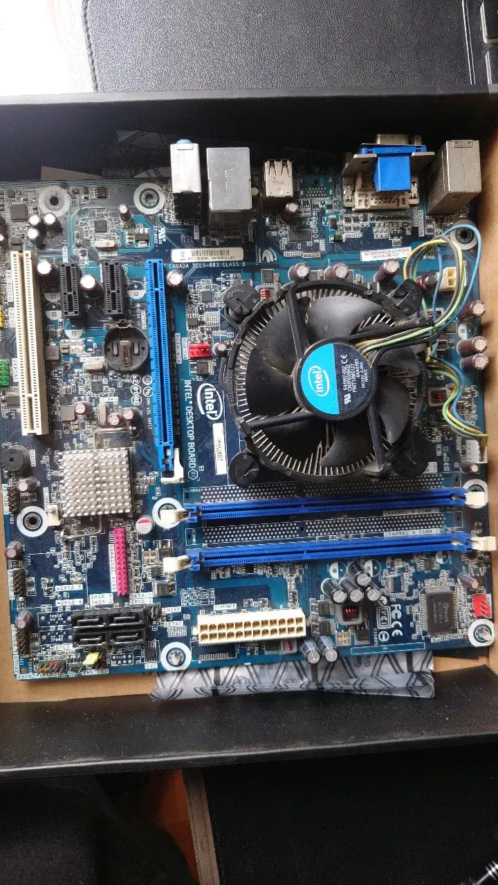 Placa Madre Intel Desktop Board con Ventilador - 2