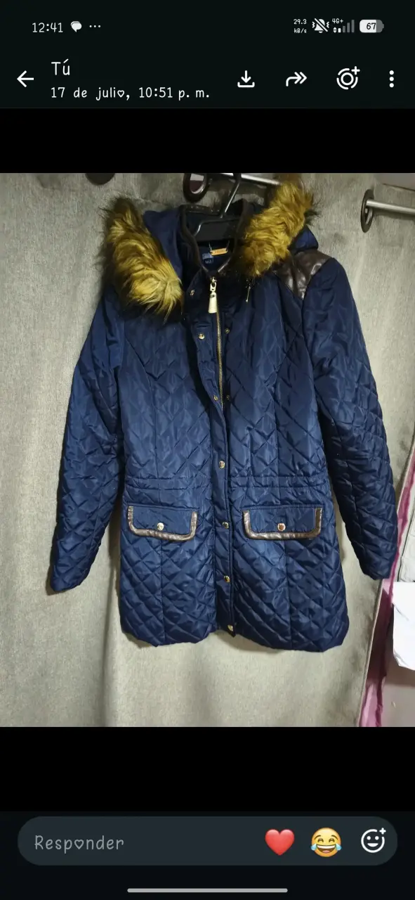Chaqueta acolchada azul con capucha de piel sintética