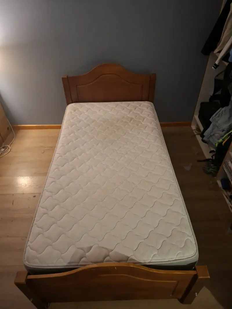 Cama individual de madera con colchón - 1