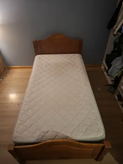 Cama individual de madera con colchón - miniatura 1