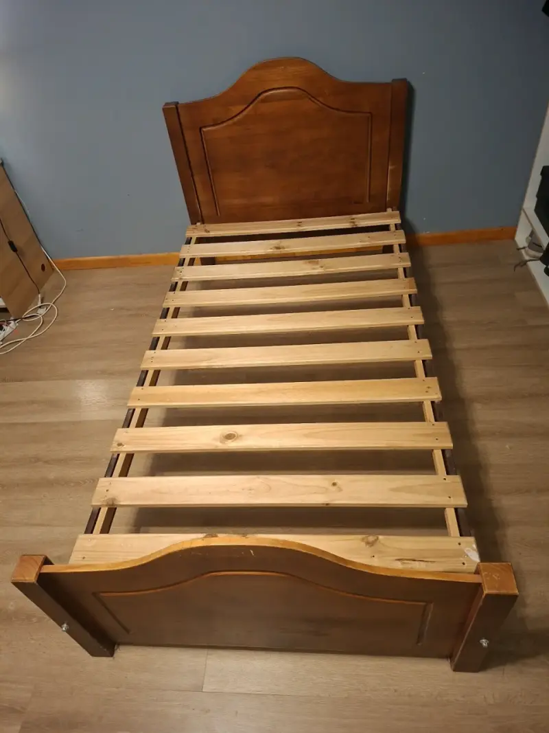 Cama individual de madera con colchón - 2