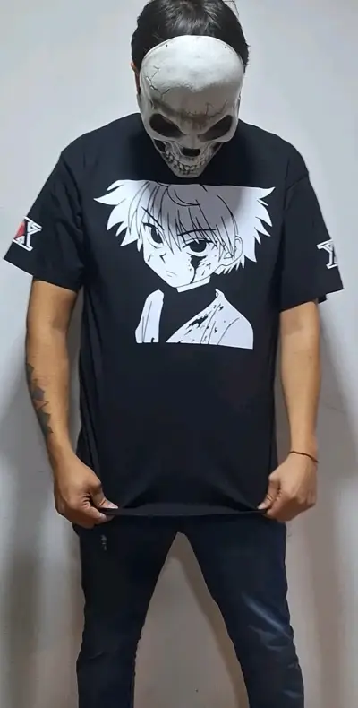 Polera negra con diseño de anime - miniatura 1