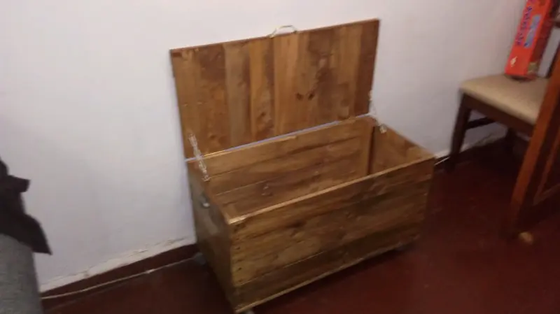 Baúl de madera con ruedas para almacenamiento - 2