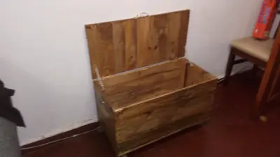 Baúl de madera con ruedas para almacenamiento - miniatura 2