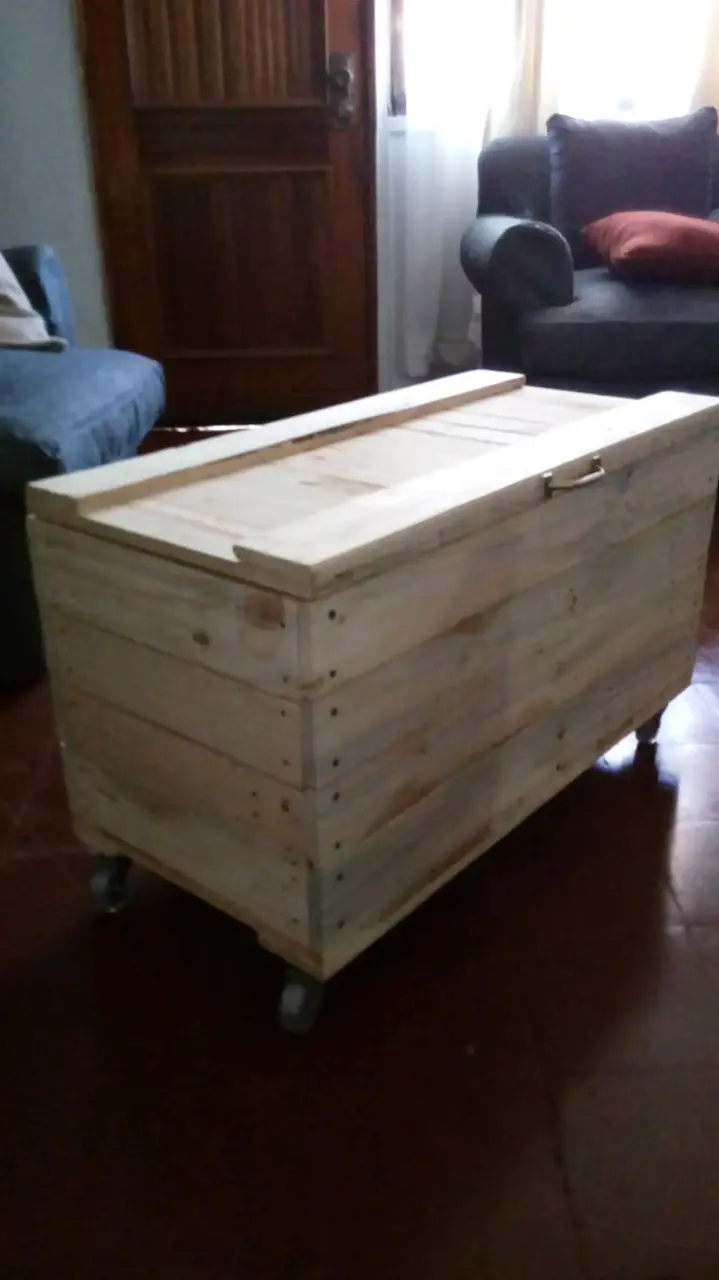 Baúl de madera con ruedas para almacenamiento - 3