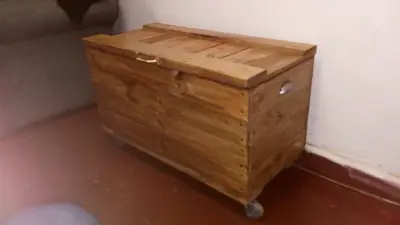 Baúl de madera con ruedas para almacenamiento - miniatura 4