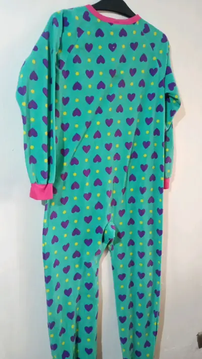 Pijama enterizo infantil Total Girl con diseño de corazones - miniatura 1