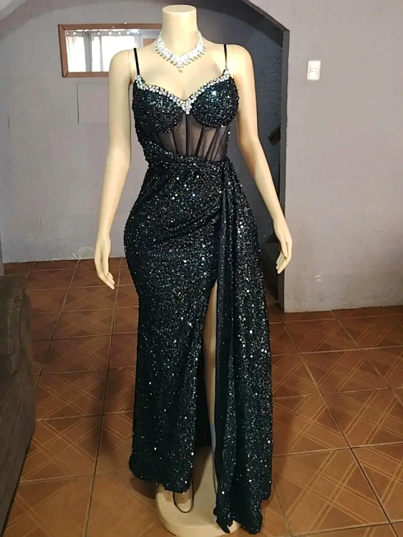 Vestido de noche negro con lentejuelas y escote
