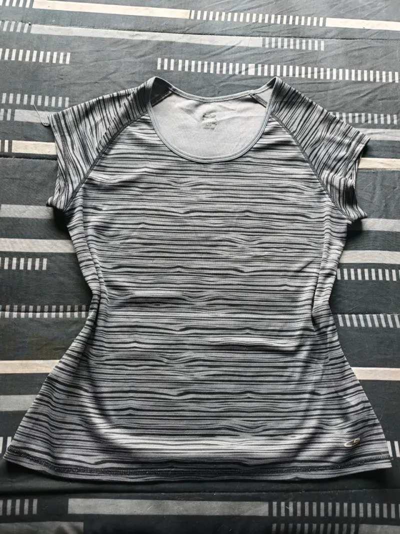 Polera deportiva gris con diseño de rayas - 1