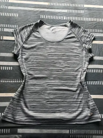 Polera deportiva gris con diseño de rayas - miniatura 1