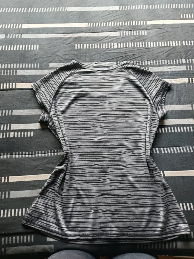 Polera deportiva gris con diseño de rayas - 2