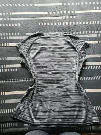 Polera deportiva gris con diseño de rayas - miniatura 2