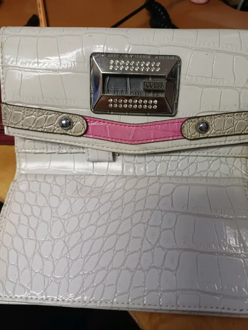 Cartera Guess de Cuero Sintético con Detalles en Rosa - 1