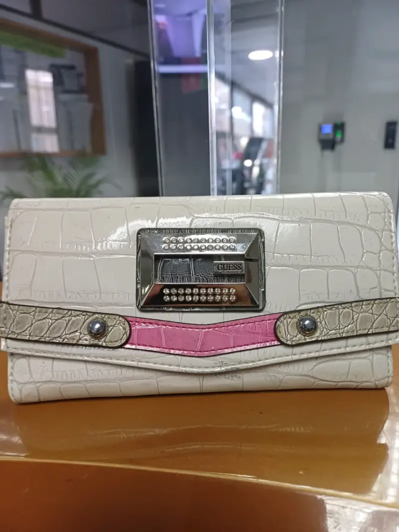 Cartera Guess de Cuero Sintético con Detalles en Rosa - 2