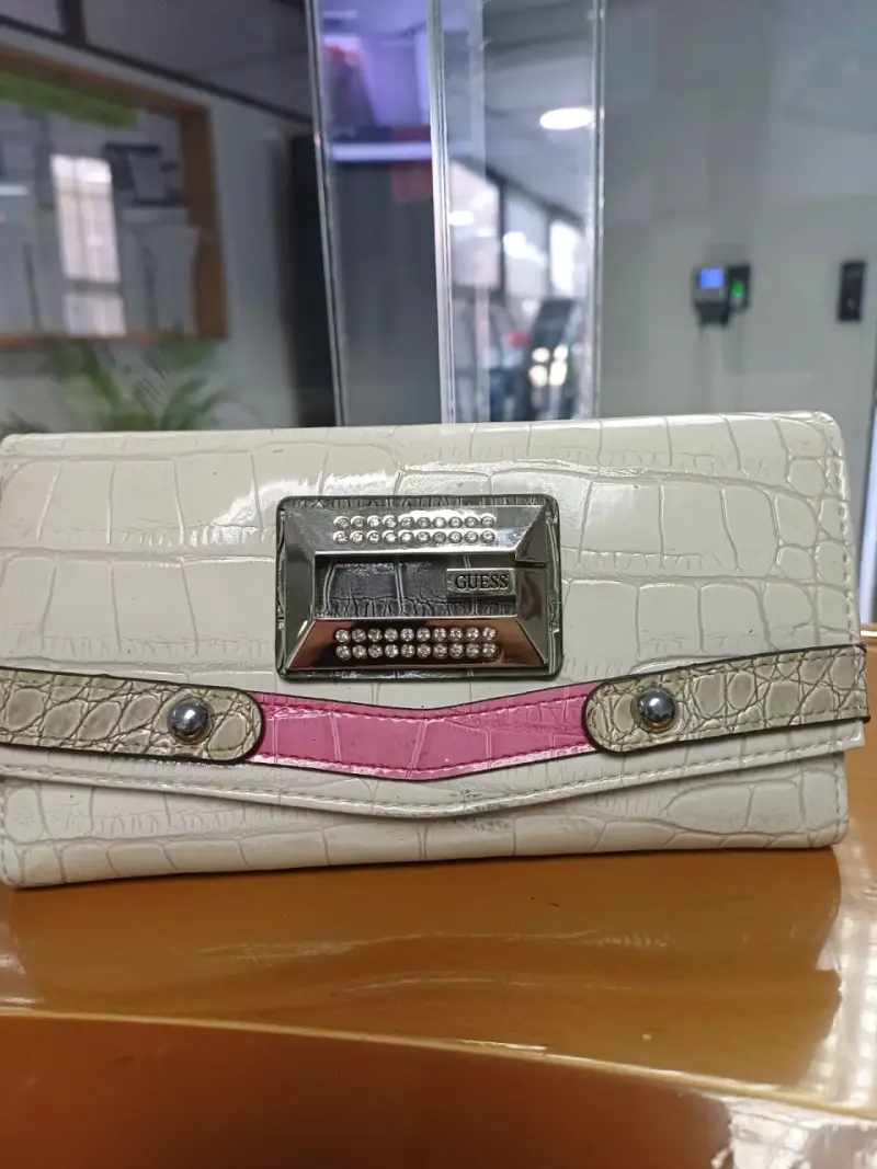 Cartera Guess de Cuero Sintético con Detalles en Rosa - 3