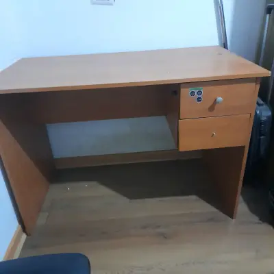 Escritorio de madera con cajones y silla - miniatura 1