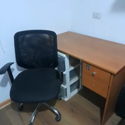 Escritorio de madera con cajones y silla - miniatura 2