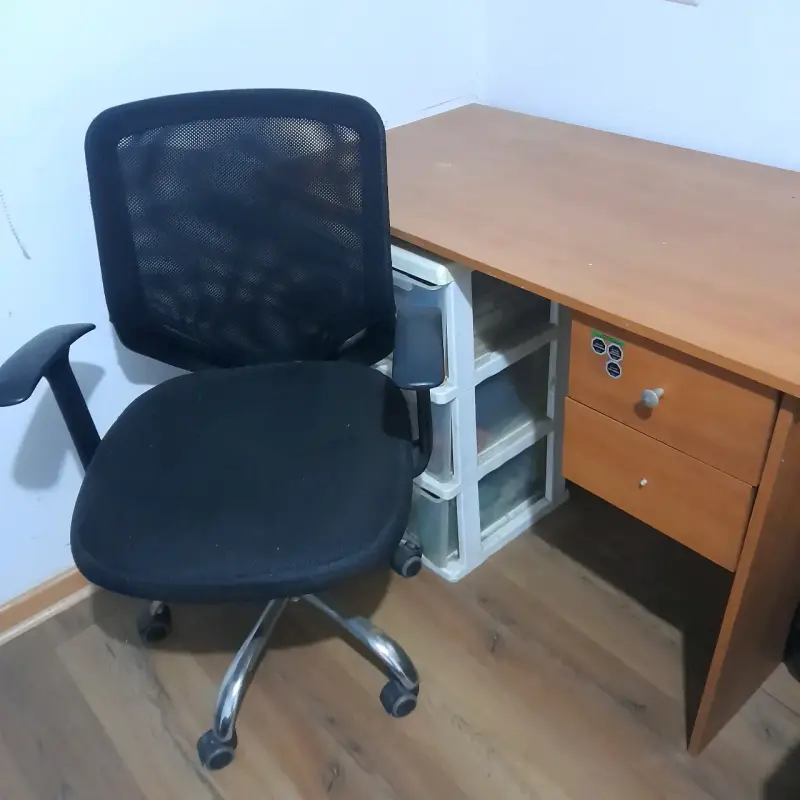 Escritorio de madera con cajones y silla - 3