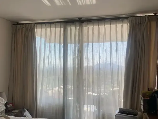 Cortinas de Tela Beige con Riel Metálico - 1