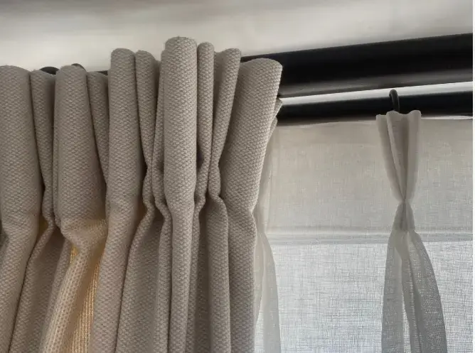 Cortinas de Tela Beige con Riel Metálico - 2