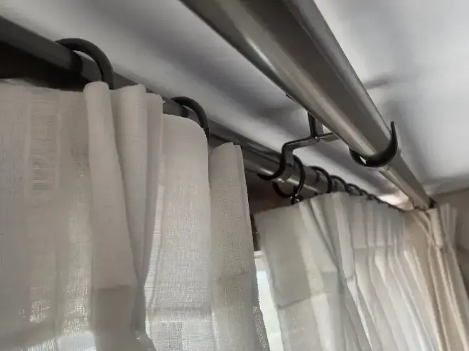 Cortinas de Tela Beige con Riel Metálico - 4