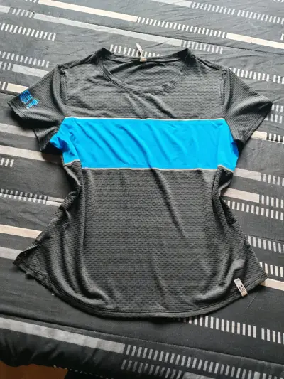 Polera deportiva negra con franja azul para mujer - miniatura 1