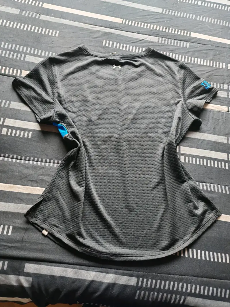 Polera deportiva negra con franja azul para mujer - 2