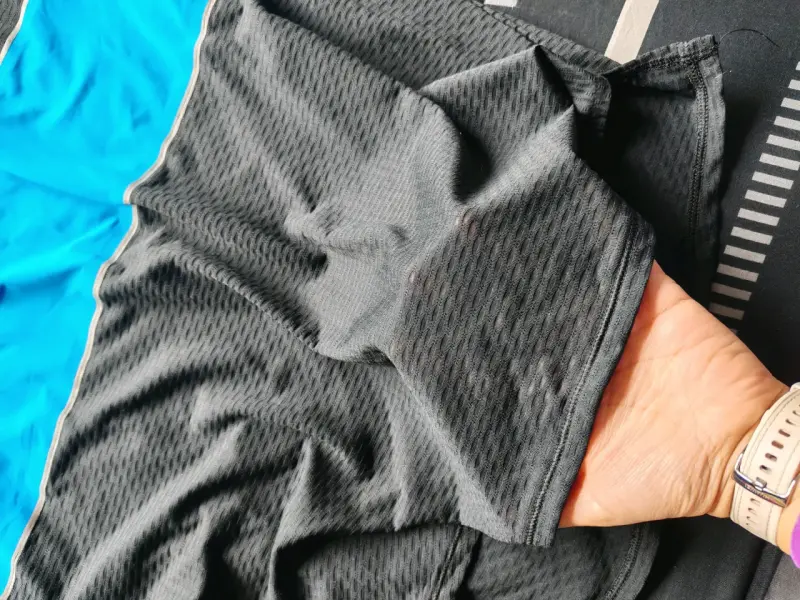Polera deportiva negra con franja azul para mujer - 3