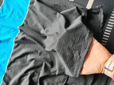 Polera deportiva negra con franja azul para mujer - miniatura 3