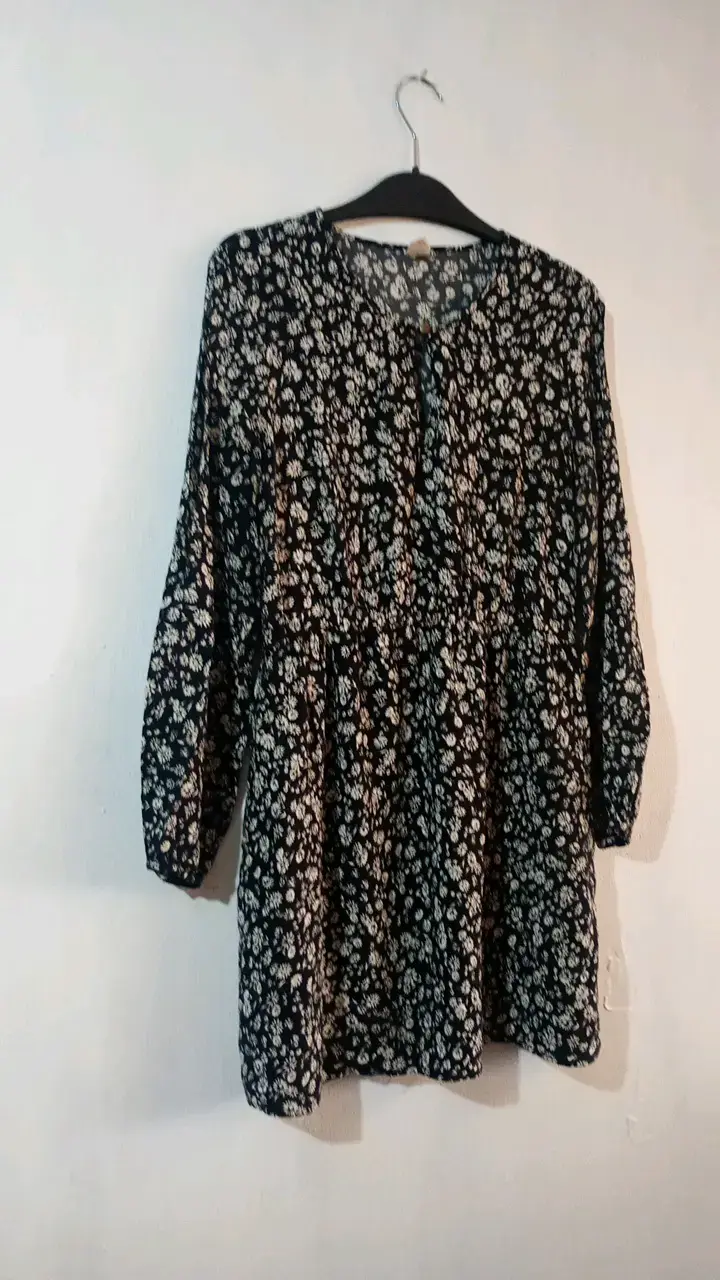 vestido floral negro con mangas largas - 1