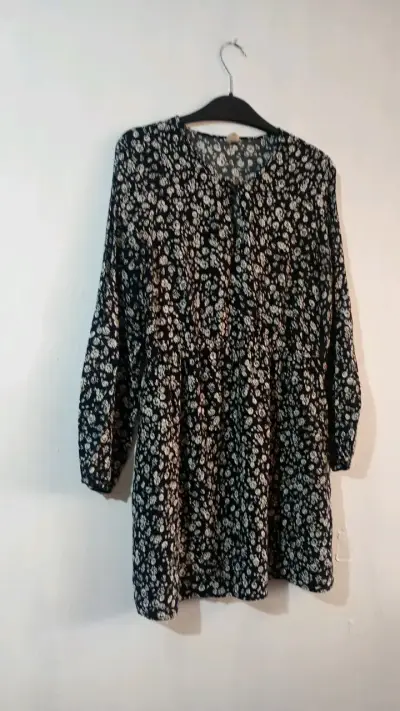 vestido floral negro con mangas largas - miniatura 1