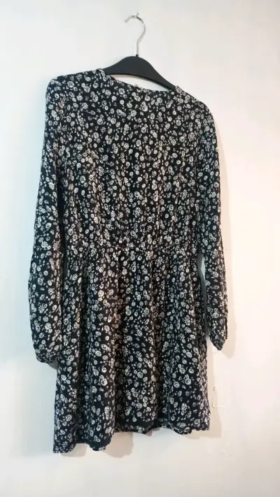 vestido floral negro con mangas largas - miniatura 2