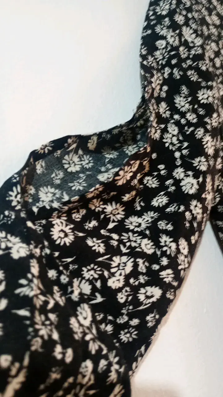 vestido floral negro con mangas largas - 3